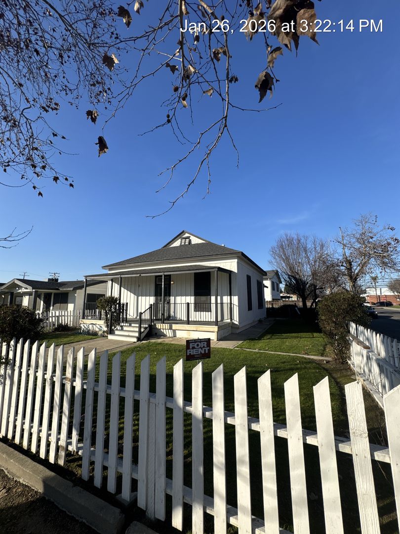 Visalia House: 500 West School St