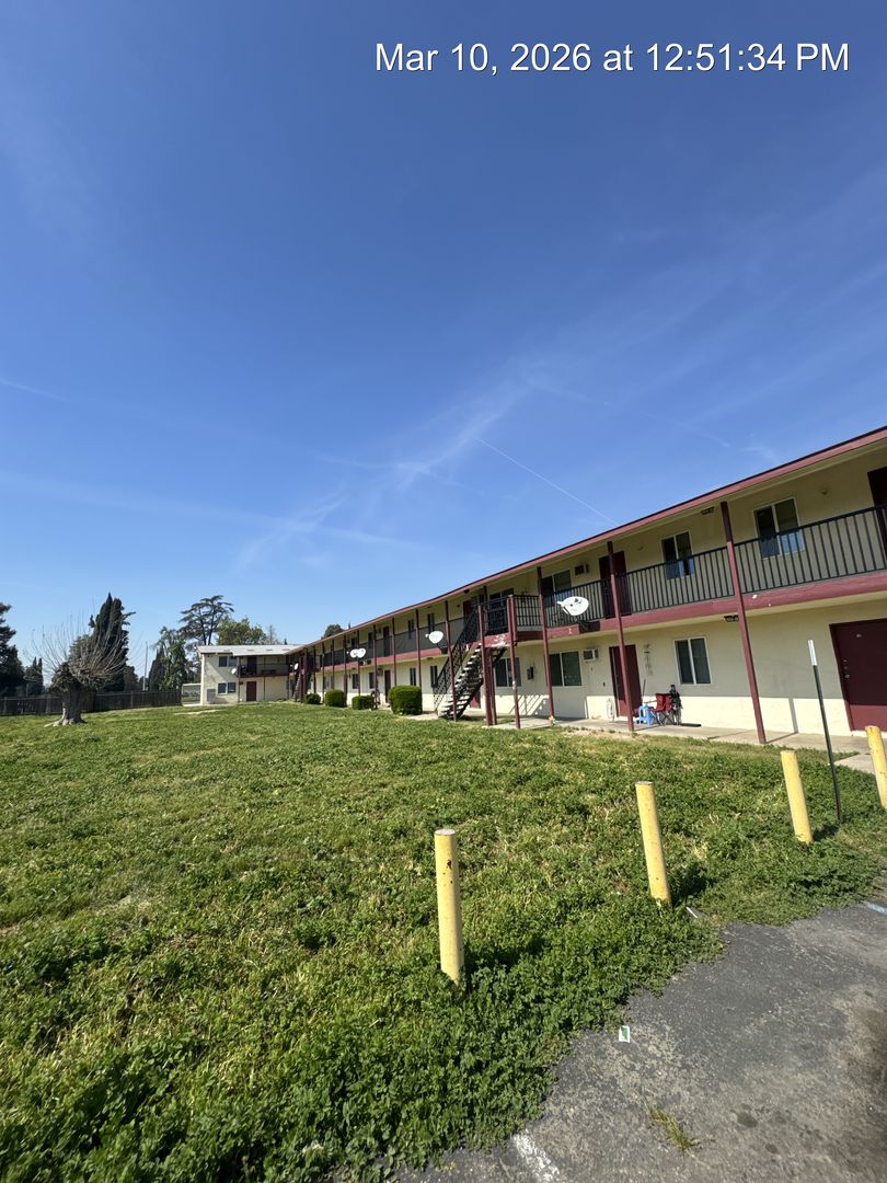 Tulare Apartment: 340-352 S Blackstone St