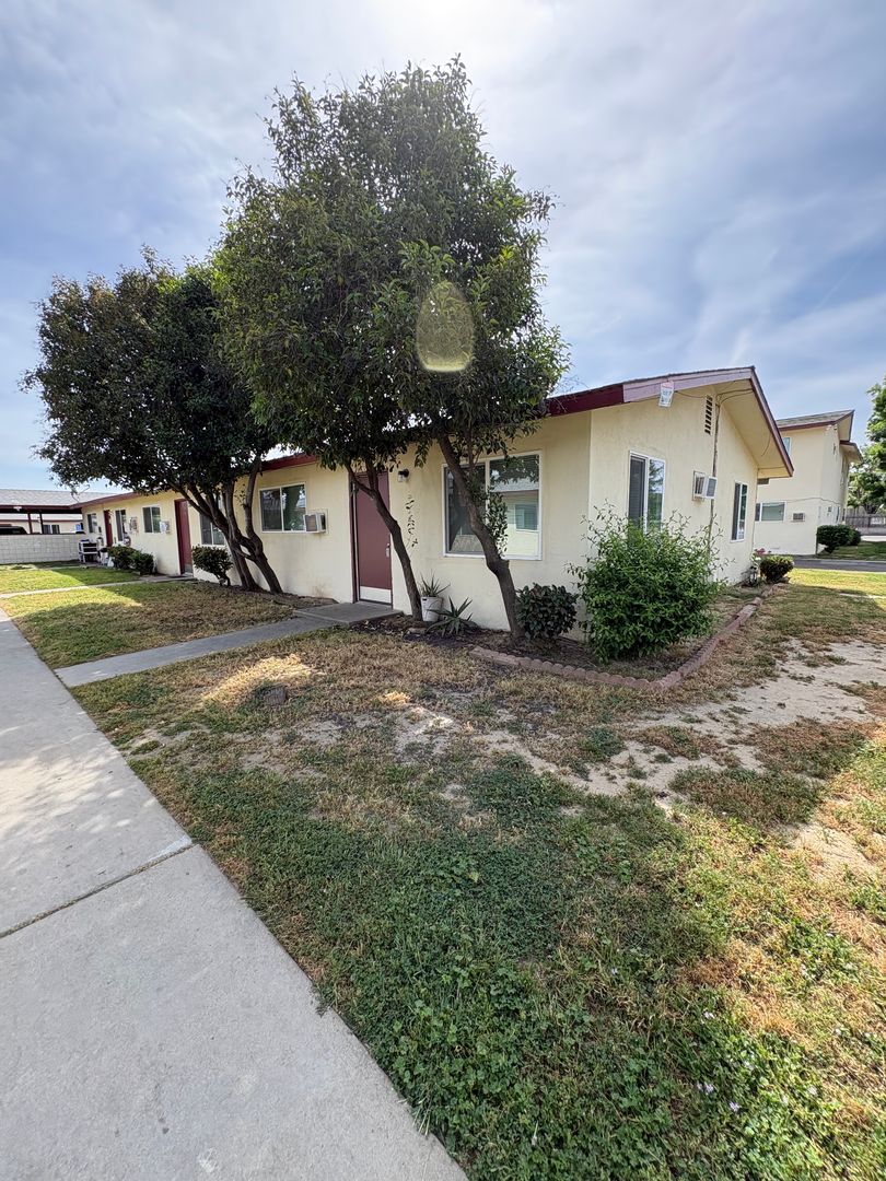 Tulare Apartment: 340-352 S Blackstone St