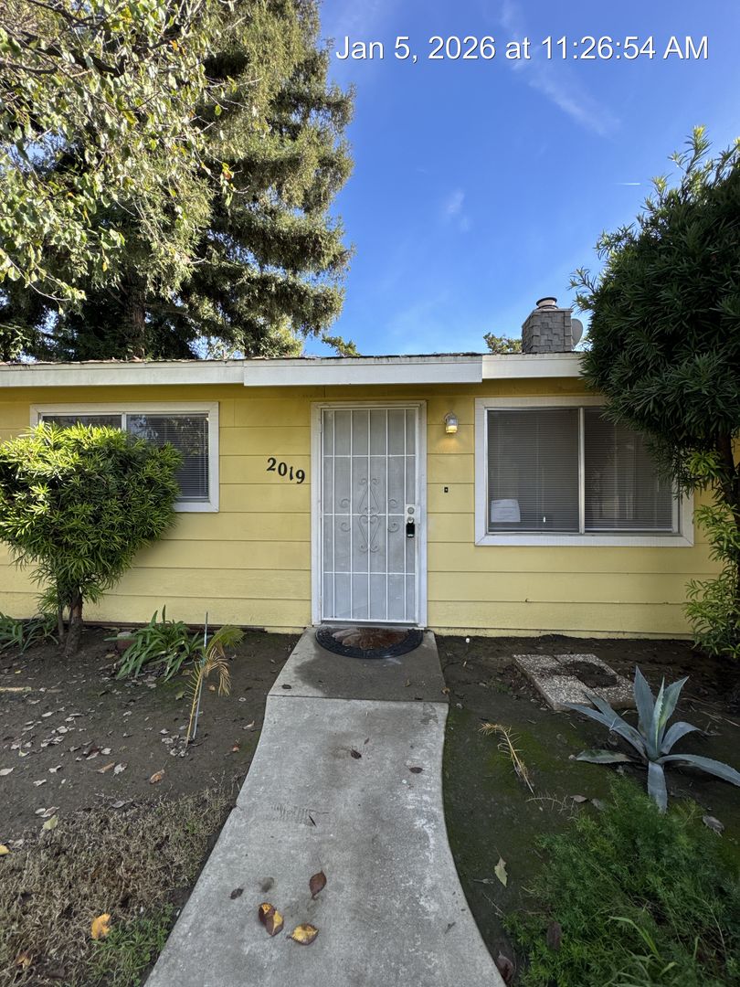 Visalia Apartment: 2015-2019 E. Walnut Ave