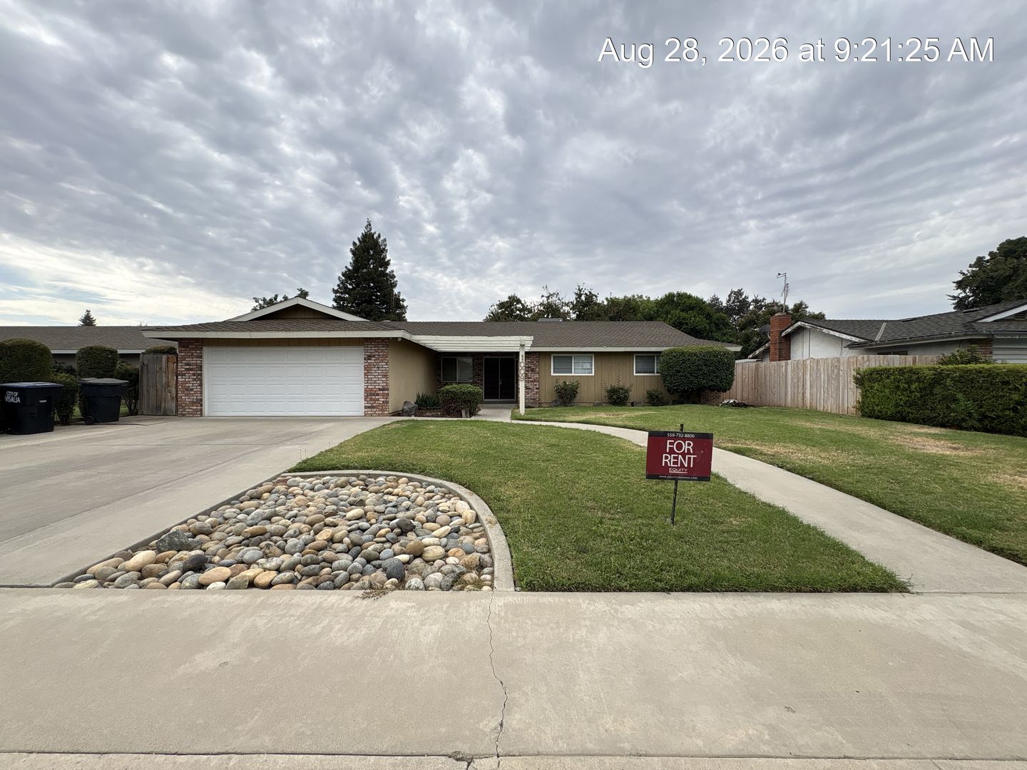 Visalia House: 1009 W Laura