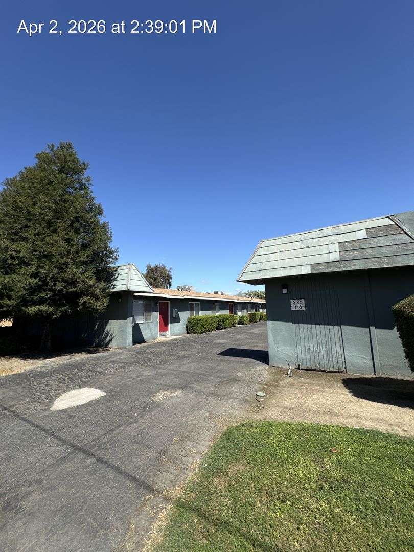 Tulare Apartment: 616-620 N Blackstone Avenue