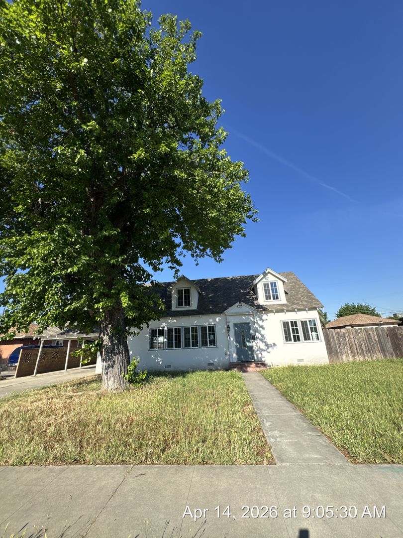 Dinuba House: 461 N Bates