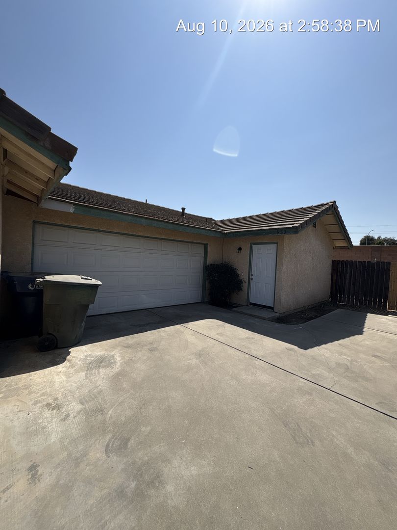 Tulare Apartment: 975-83 North Lynora