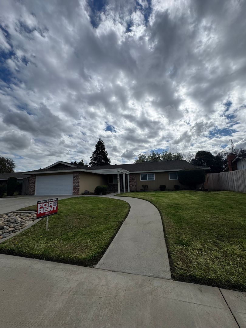 Visalia House: 1009 W Laura