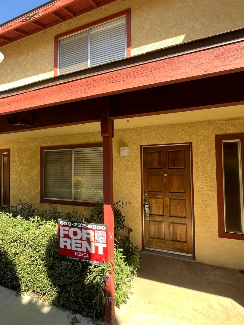 Porterville Apartment: 88-102 Henderson Ave & 826-852 Williford