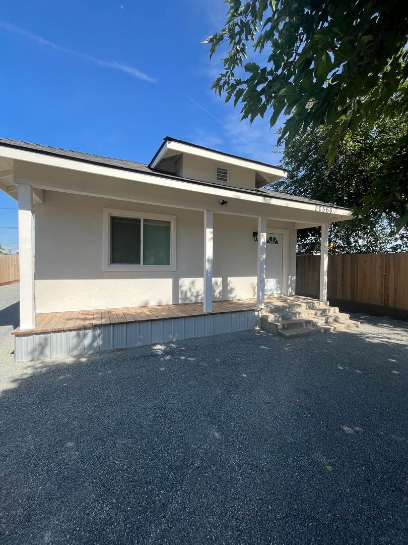 Visalia House: 30566 Ivy Road