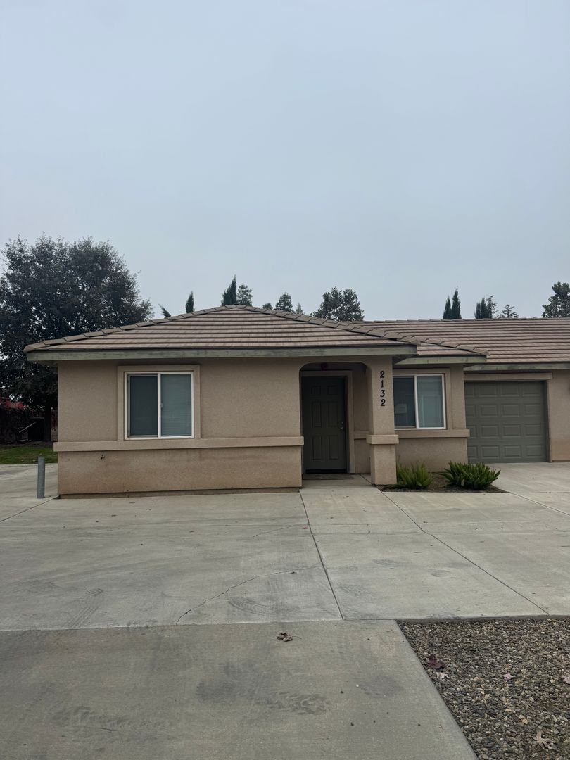 Visalia Apartment: 2126-32 W Lark Ave