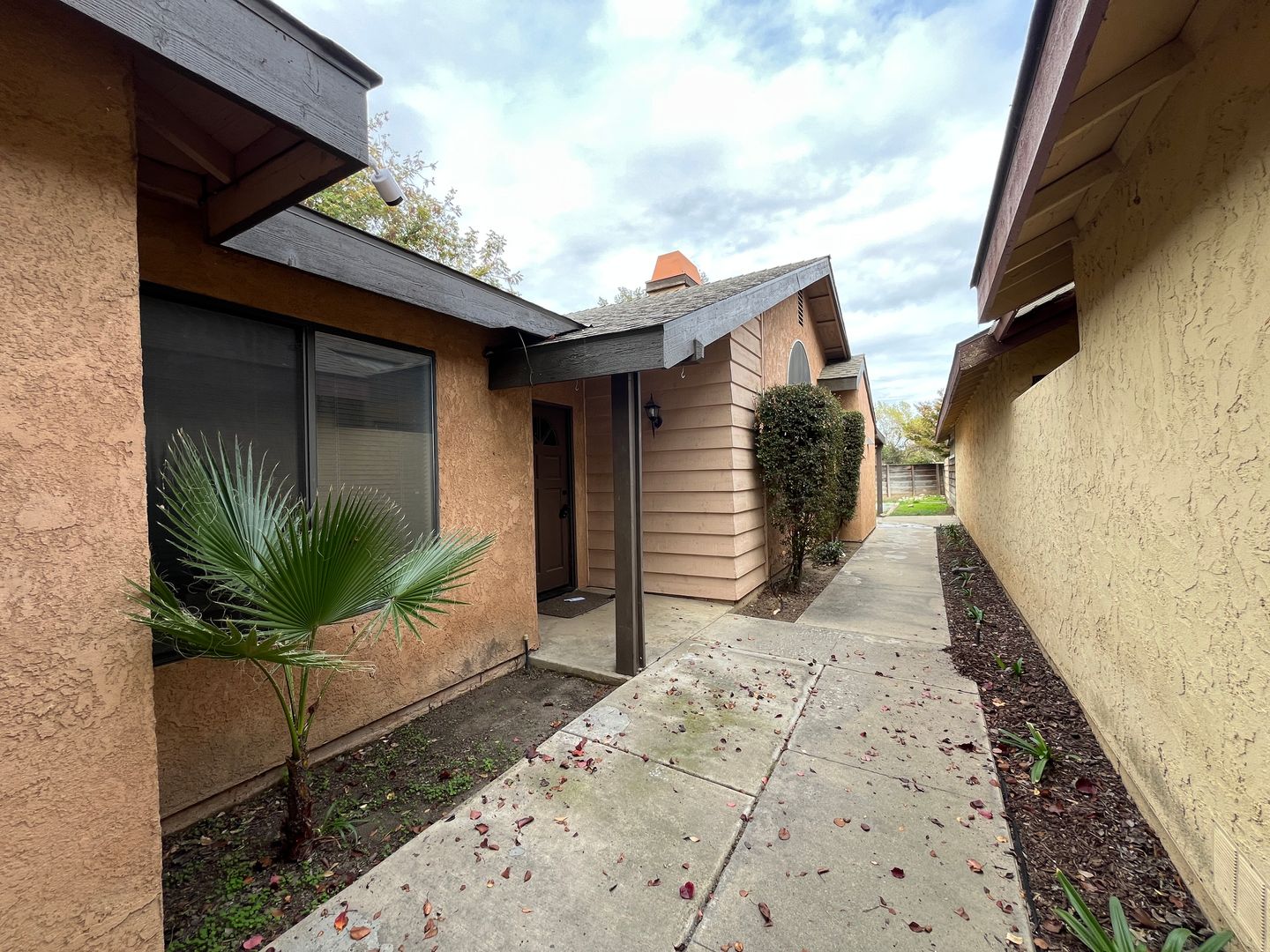 Visalia House: 1730 E Babcock Ave