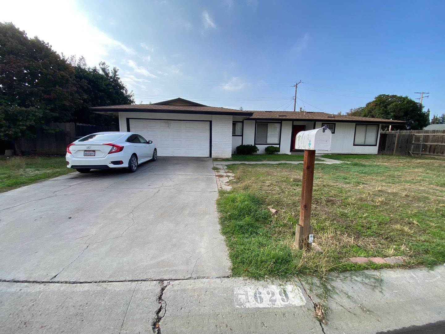 Visalia House: 1629 West Lark Ave