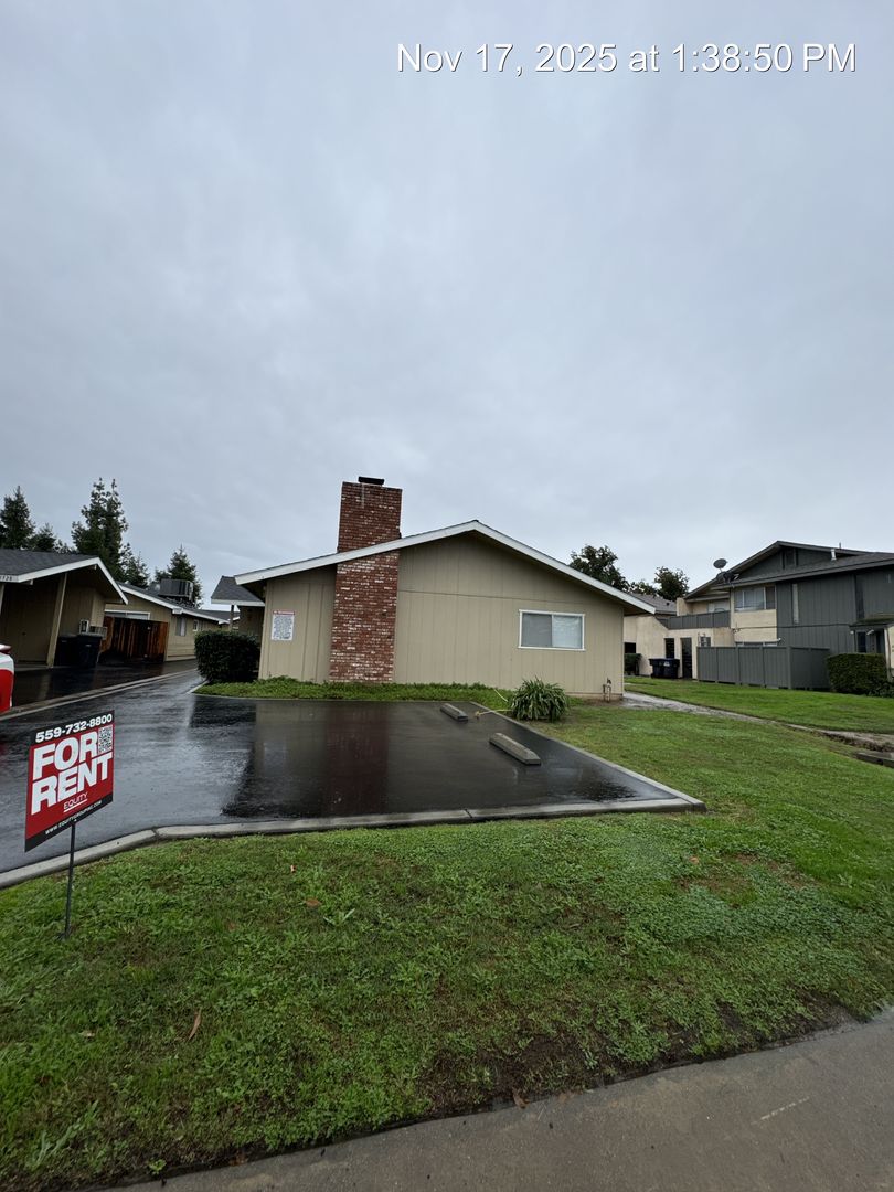 Visalia Apartment: 2732-2736 South Sallee Ct