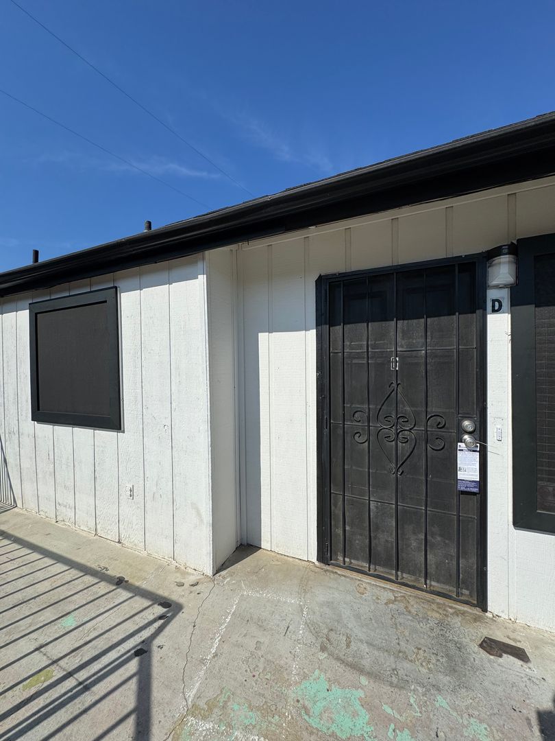 Visalia Apartment: 415 North West St