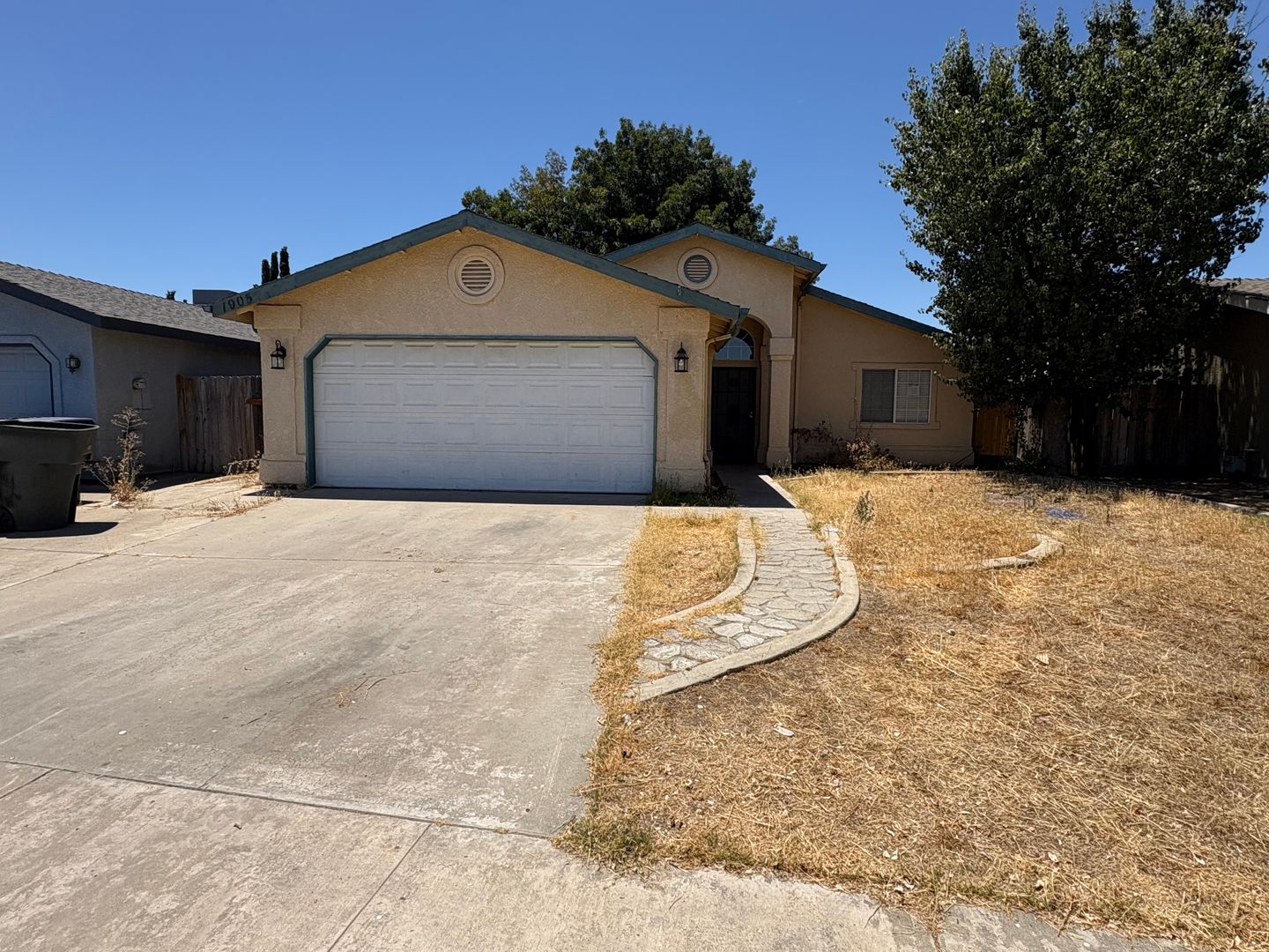 Tulare House: 1905 S Grapewood Street