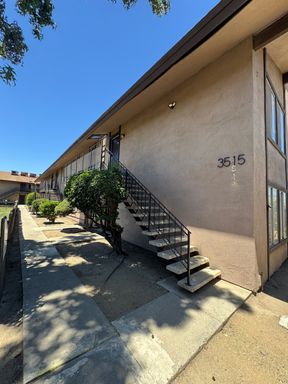 Upstairs Unit!!! Move in Ready! – photo 1