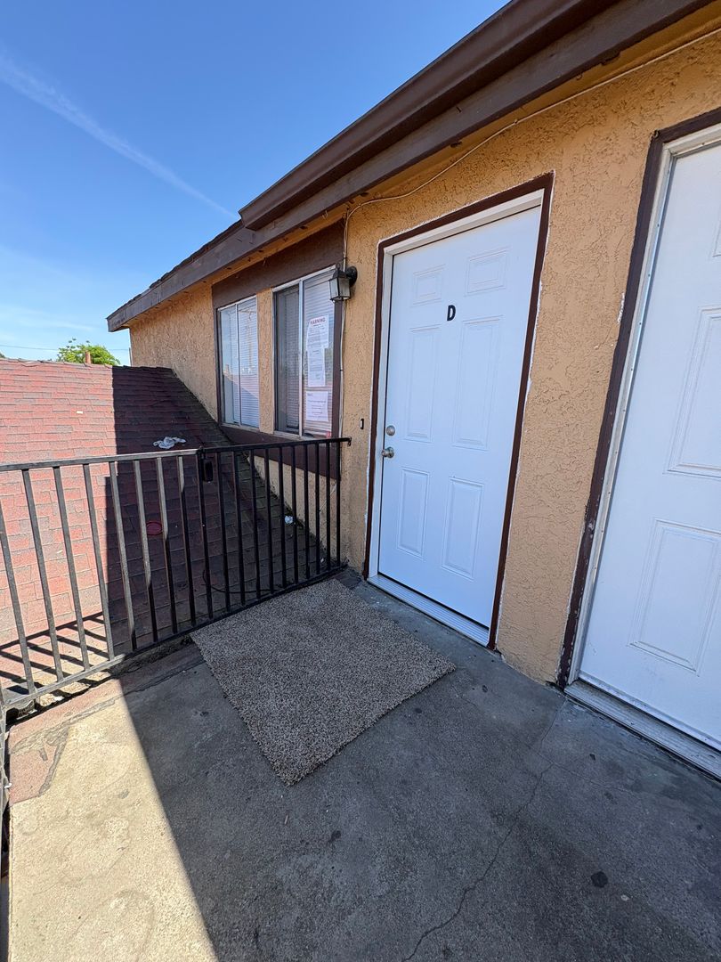 Visalia Apartment: 1017 West Goshen Ave