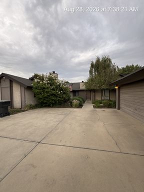 Move in ready apartment available now! – photo 1