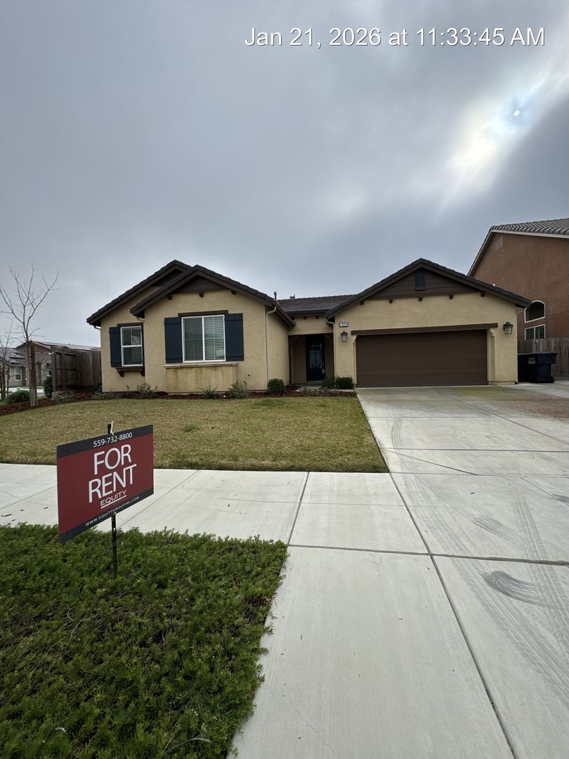 Visalia House: 1829 W Prescott Ave