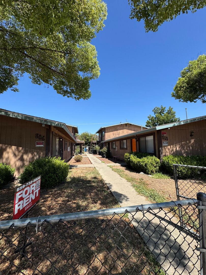 Visalia Apartment: 810 South Court St