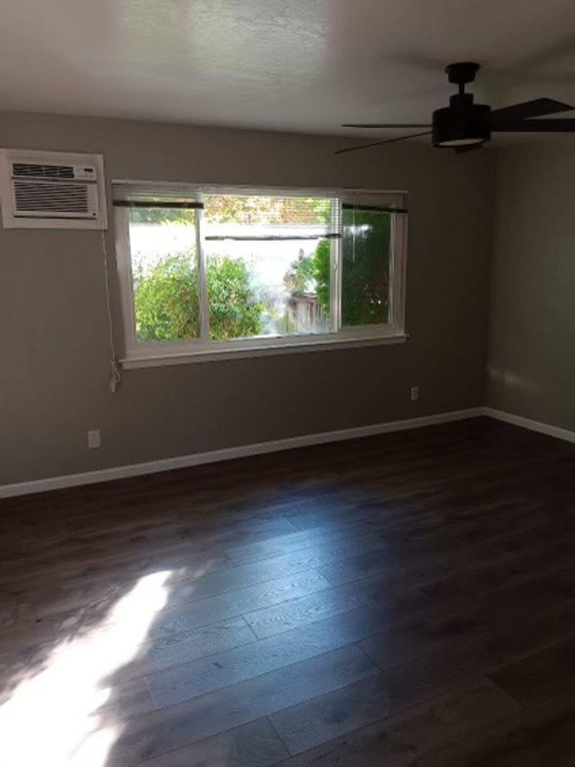 Beautiful 2 Bedroom Cottage-Style Home In Peaceful Location! 2 of 10