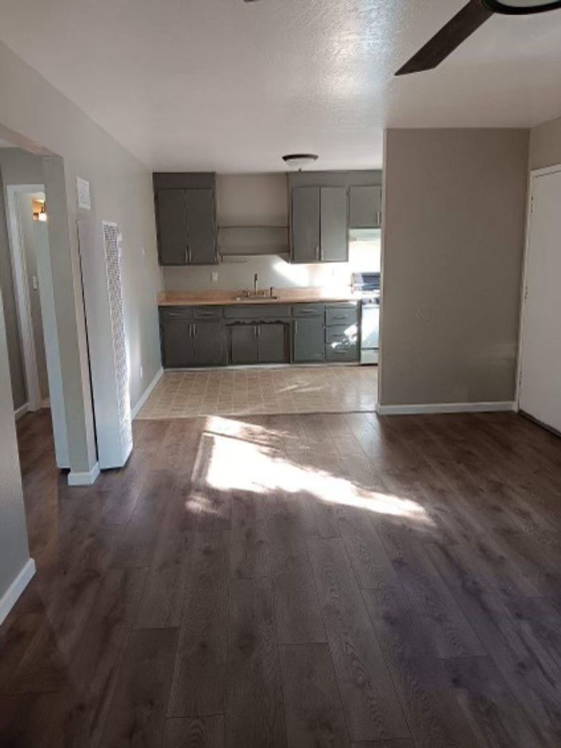 Beautiful 2 Bedroom Cottage-Style Home In Peaceful Location! 3 of 10