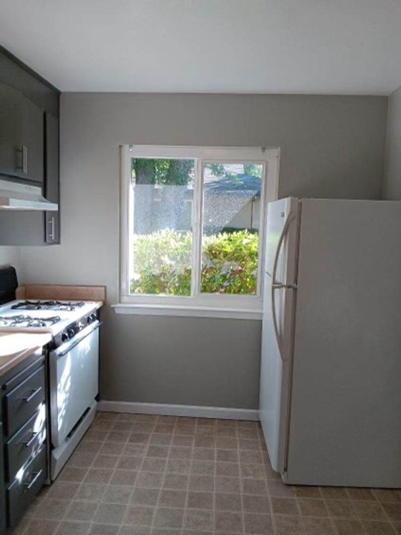 Beautiful 2 Bedroom Cottage-Style Home In Peaceful Location! 5 of 10