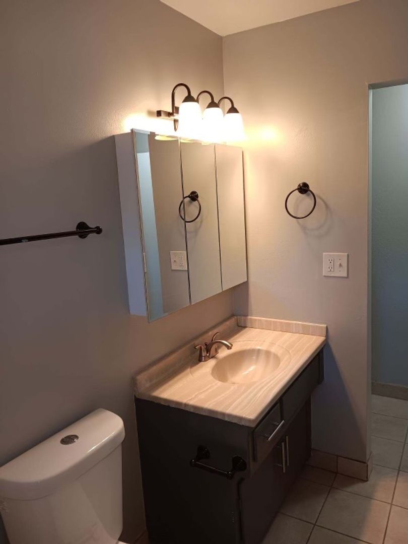 Beautiful 2 Bedroom Cottage-Style Home In Peaceful Location! 9 of 10