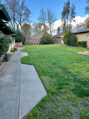 Beautiful 2 Bedroom Cottage-Style Home In Peaceful Location! – photo 1