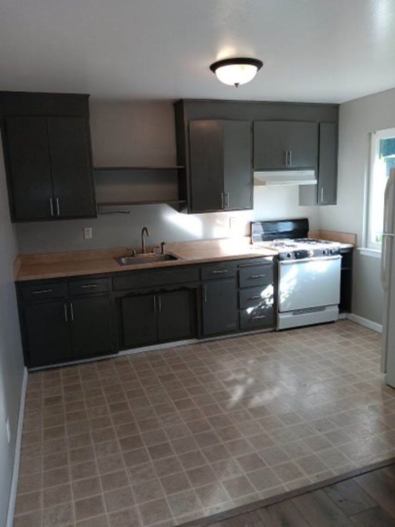 Beautiful 2 Bedroom Cottage-Style Home In Peaceful Location! 4 of 10