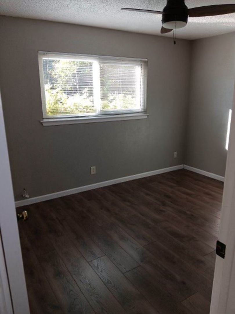Beautiful 2 Bedroom Cottage-Style Home In Peaceful Location! 8 of 10