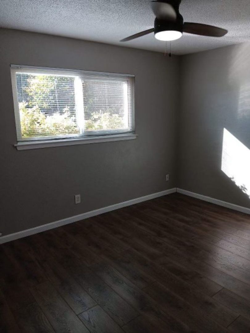 Beautiful 2 Bedroom Cottage-Style Home In Peaceful Location! 7 of 10
