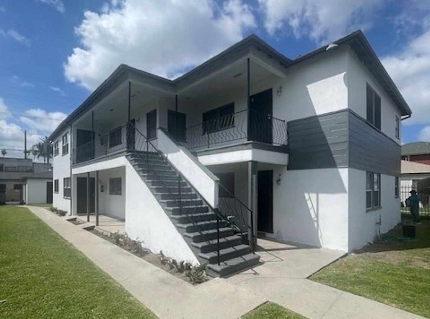 Compton Apartment: 438 W Magnolia St