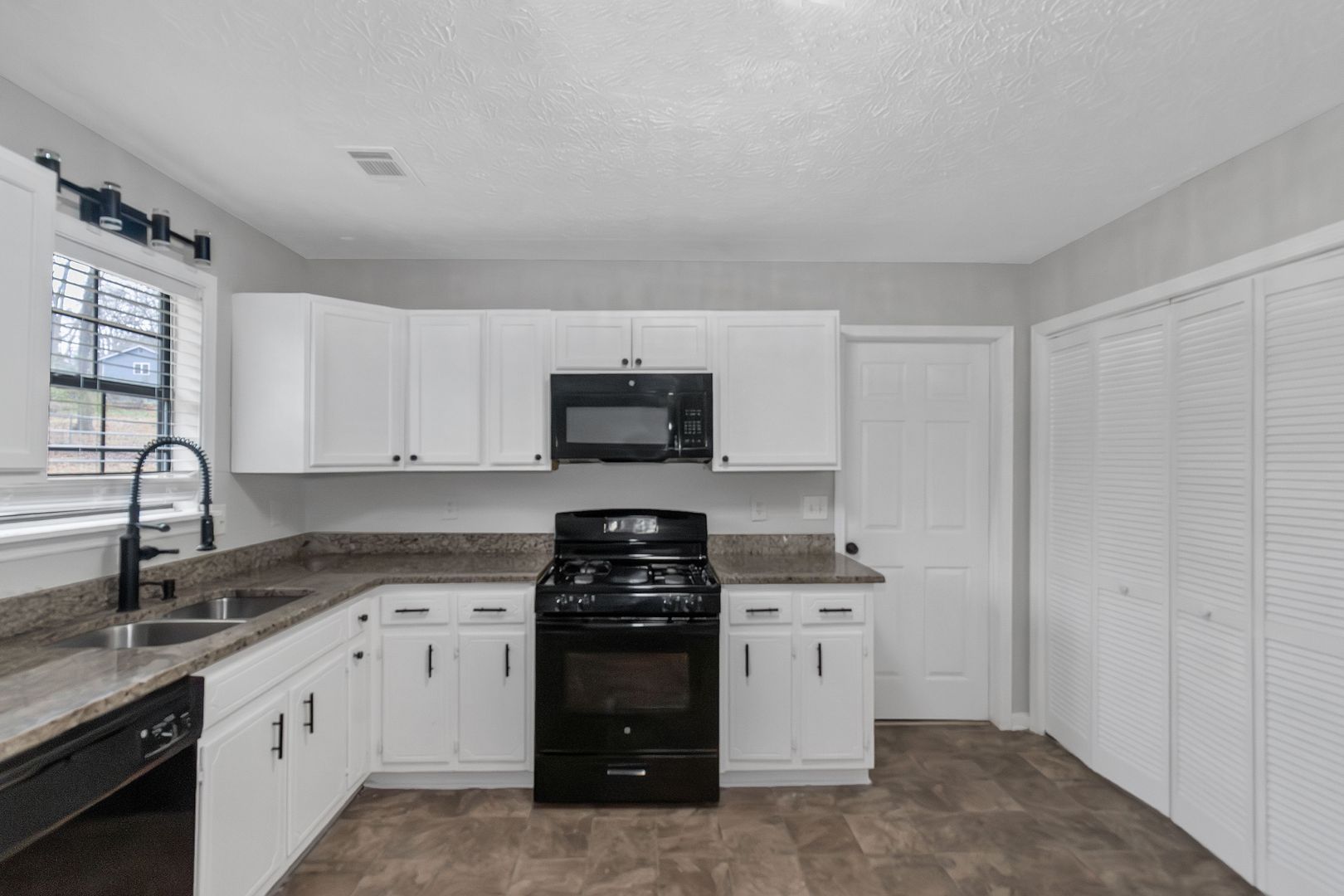 321 Summerwood Lane Stockbridge, GA 30281 5 of 12