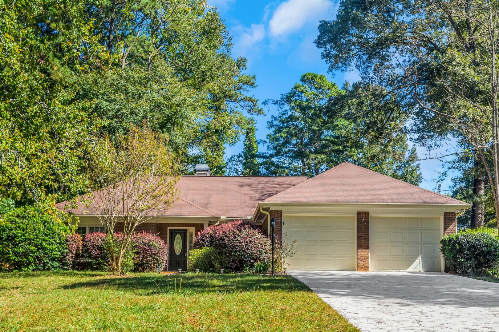 Stockbridge House: 213 Robin Ln