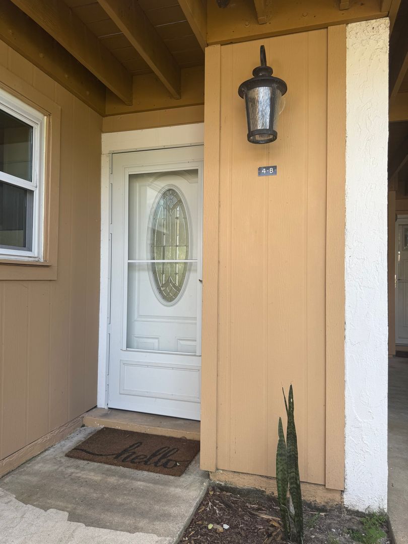 Mount Dora House: 1051 S Highland  St. APT 4B
