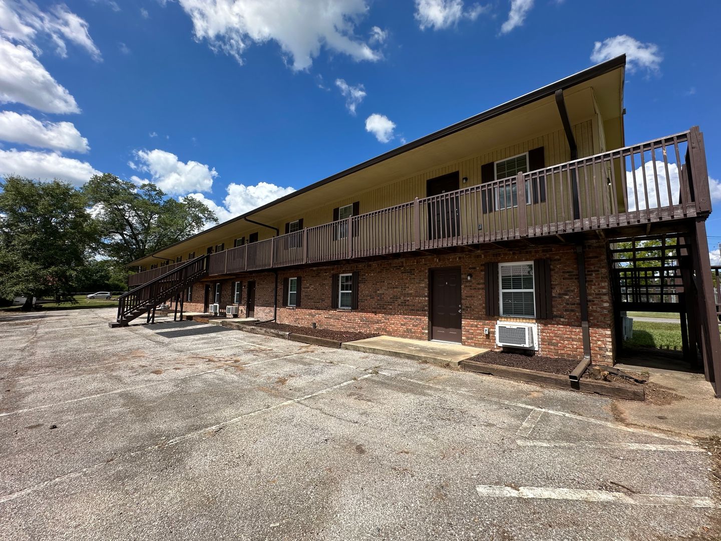 Oxford Apartment: 1030 Corbin St