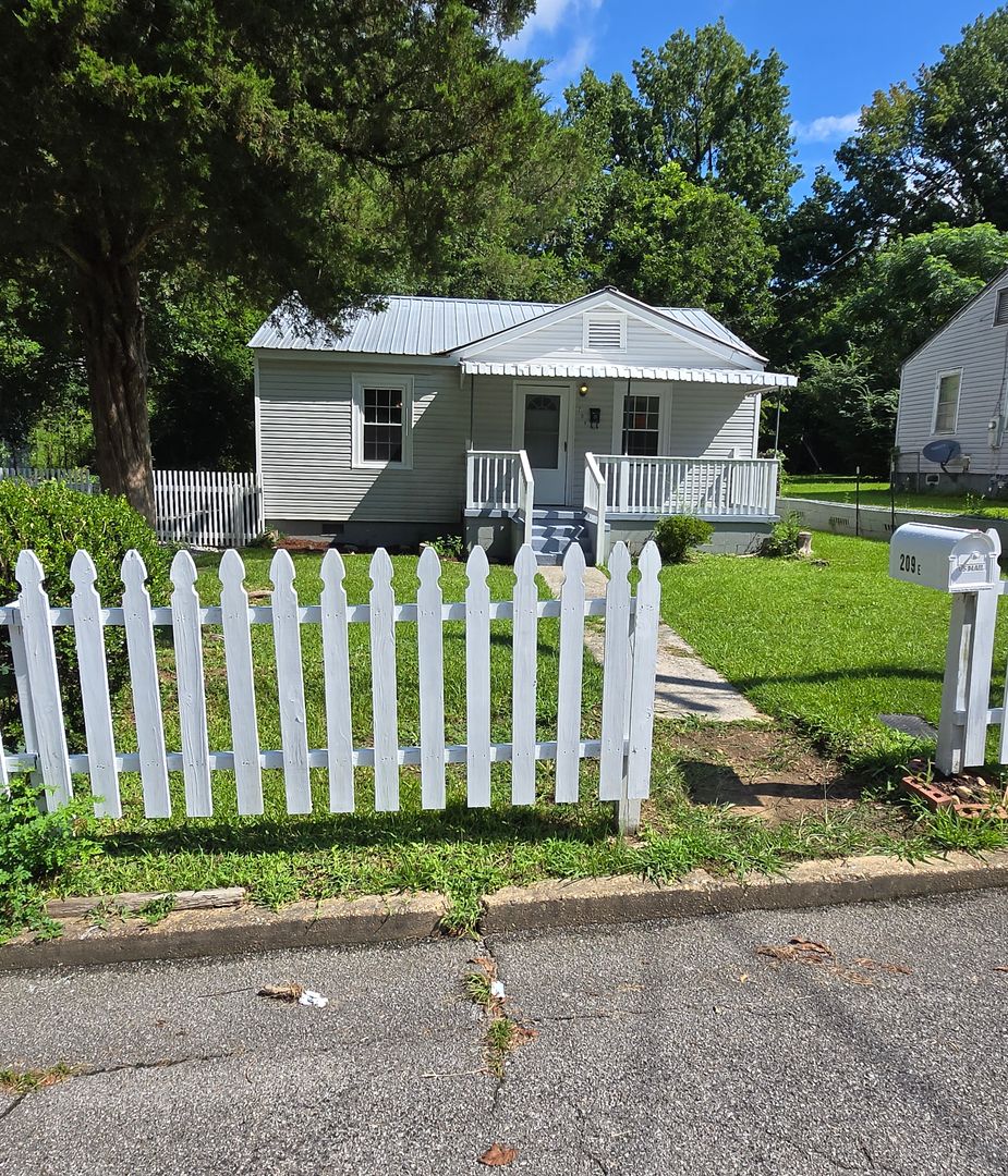 Anniston House: 209 E 29th St