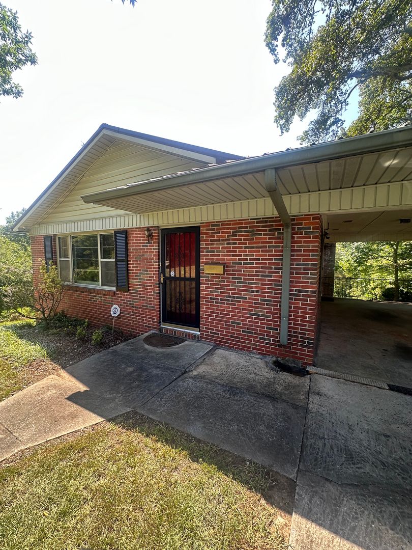Anniston House: 1216 Rainbow Pass