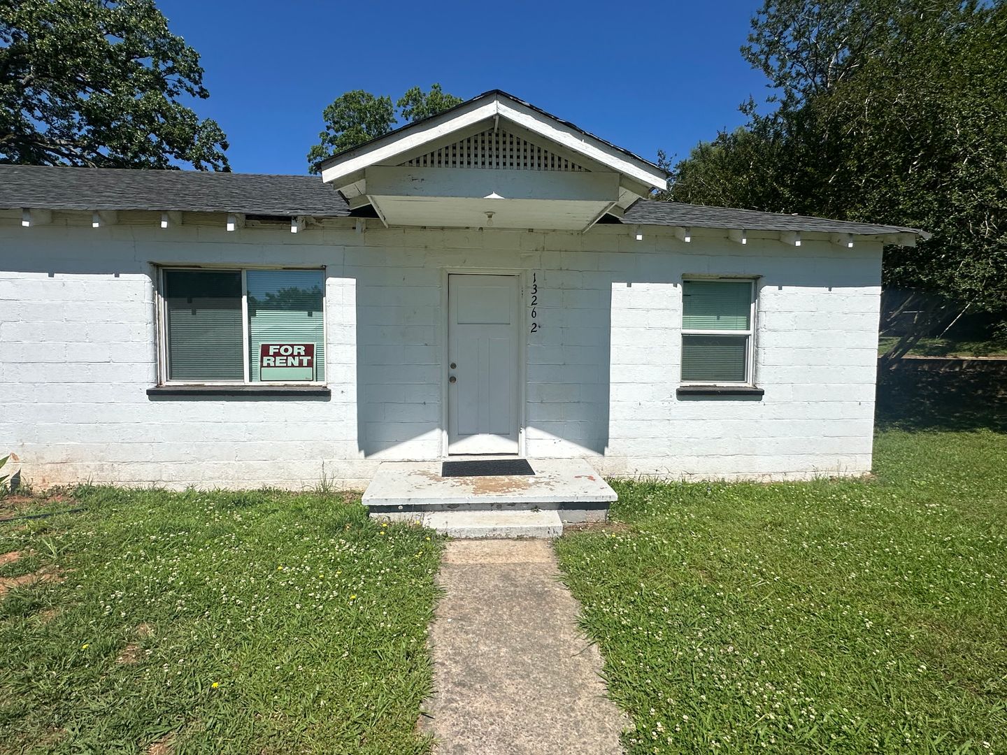 Oxford Apartment: 1326 Barry St