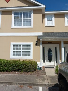 Fabulous Townhome in Gated Community w/Double Ensuites! *SPECIAL: 1/2 OFF 1st Month's Rent!* – photo 1