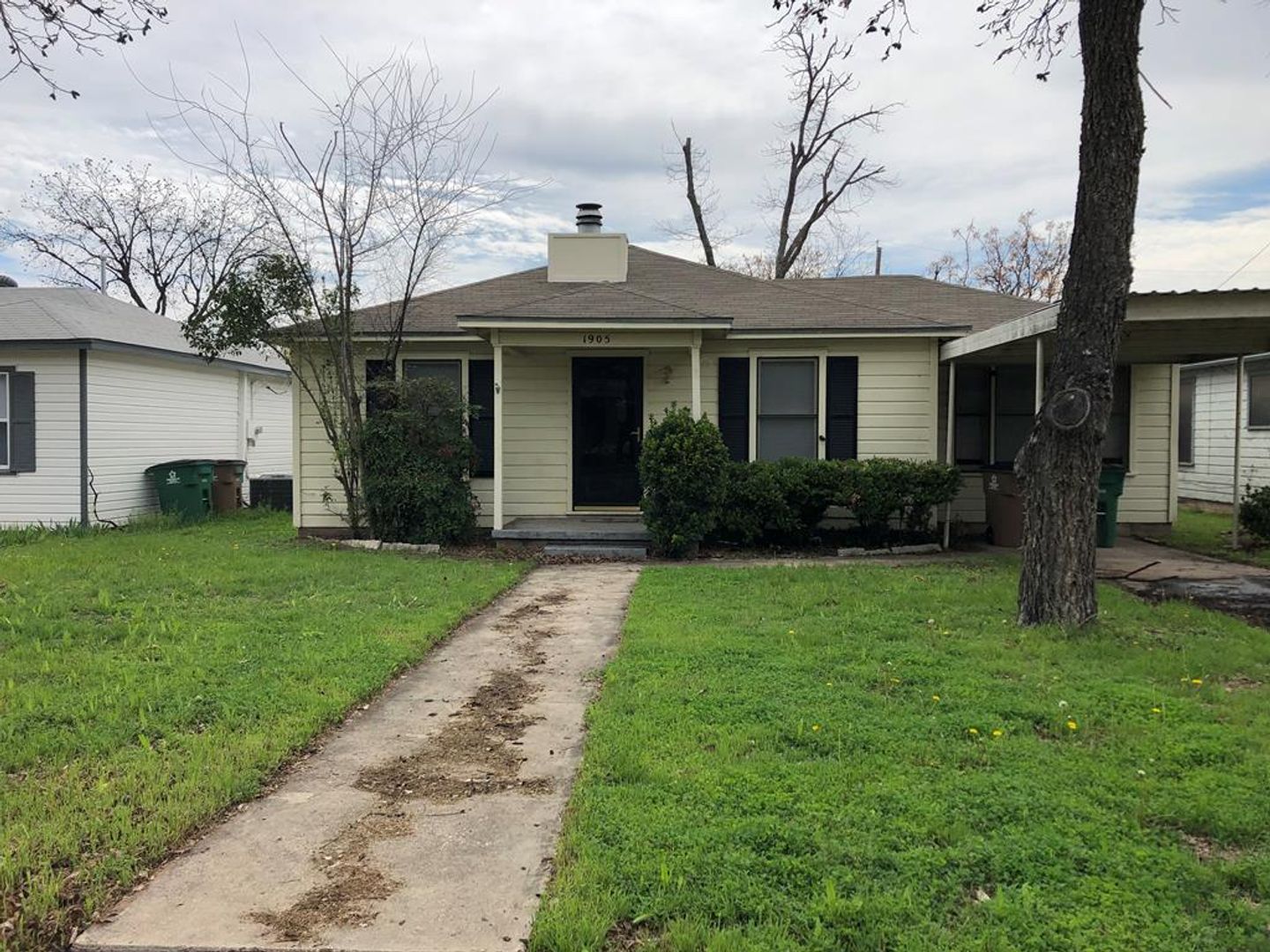 San Angelo House: 1905 W Twohig Ave