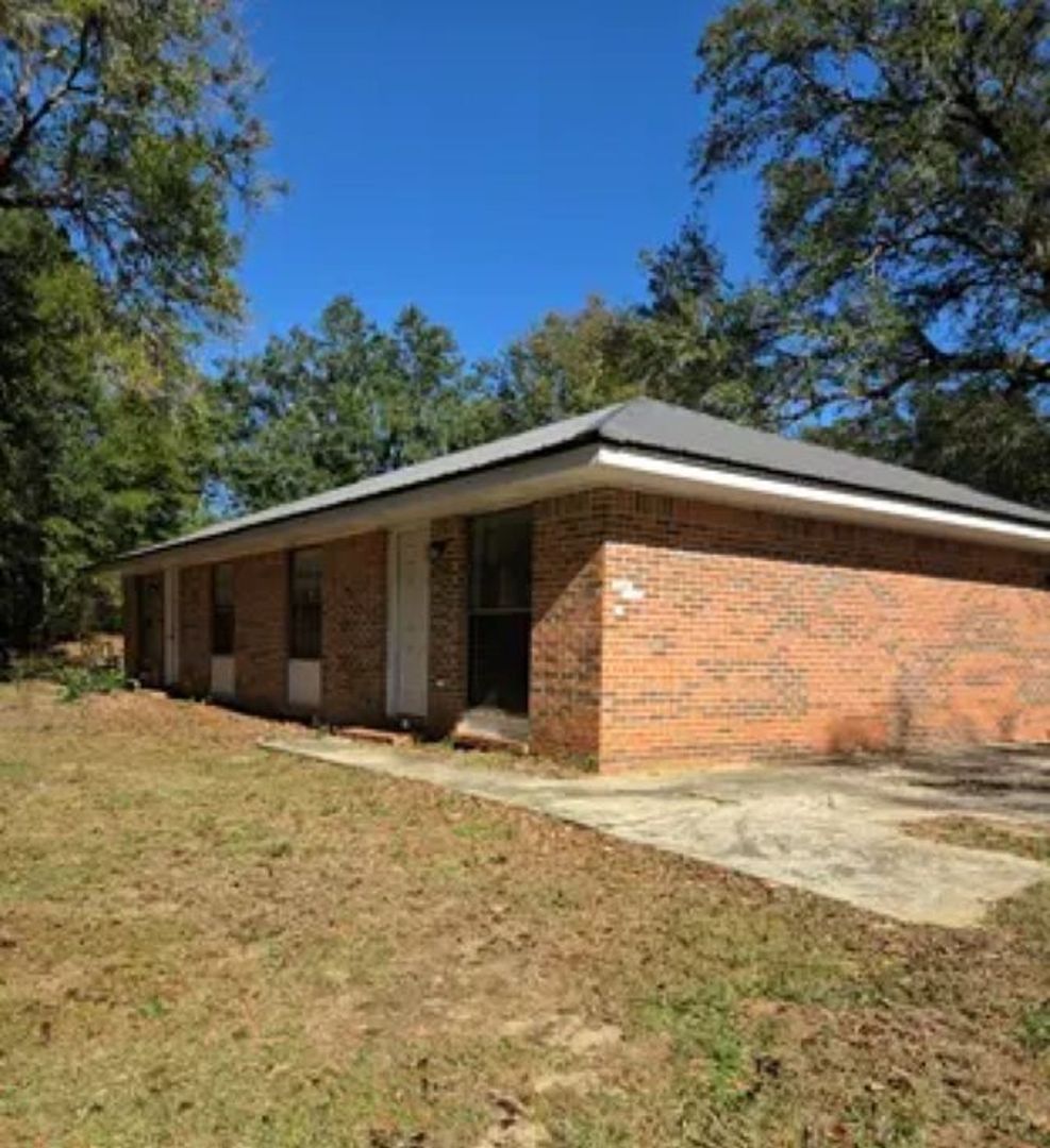 Milton House: 5720 Fairway Dr