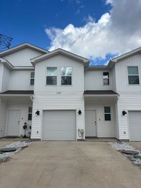 Charming 3-Bedroom, 2.5-Bath Townhome – Modern & Convenient Living! – photo 1