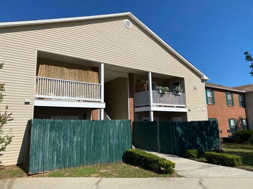 Centrally located & easy access to interstate & shopping! – photo 1