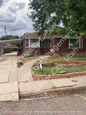 Move-In Bonus - 2 bed, 1 bath Basement Apartment in Vintage Home – photo 1