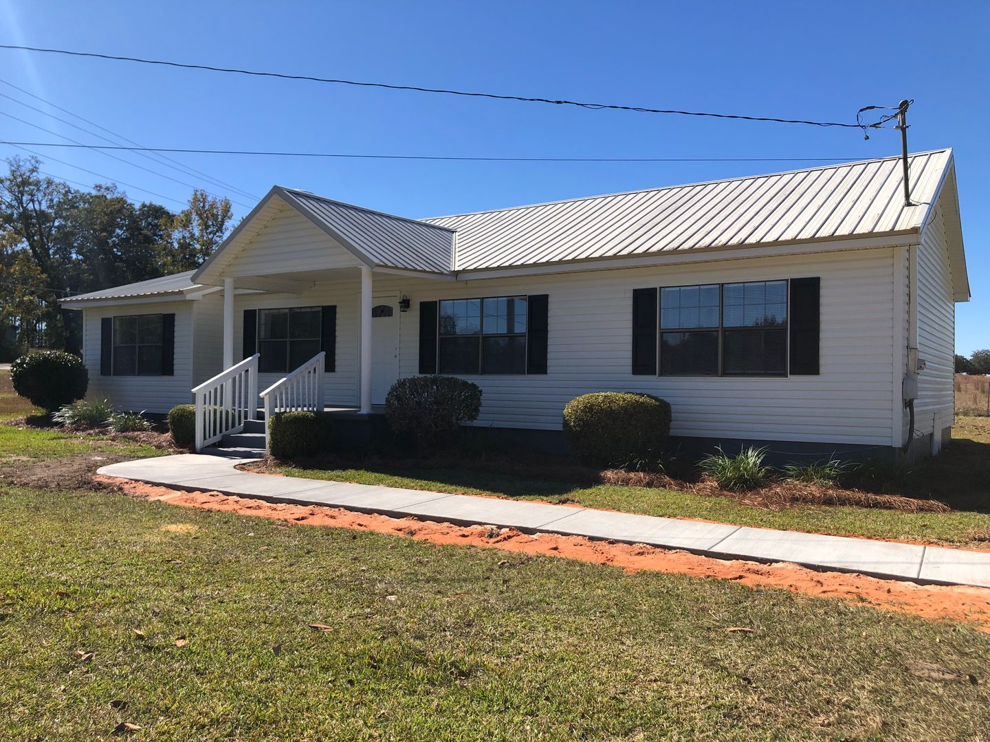 Dothan House: 2016 Iris Rd