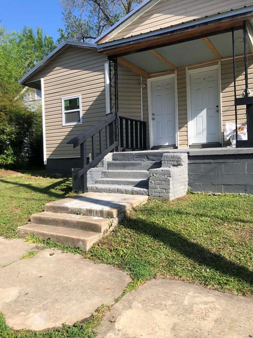 Dothan House: 607 E Newton