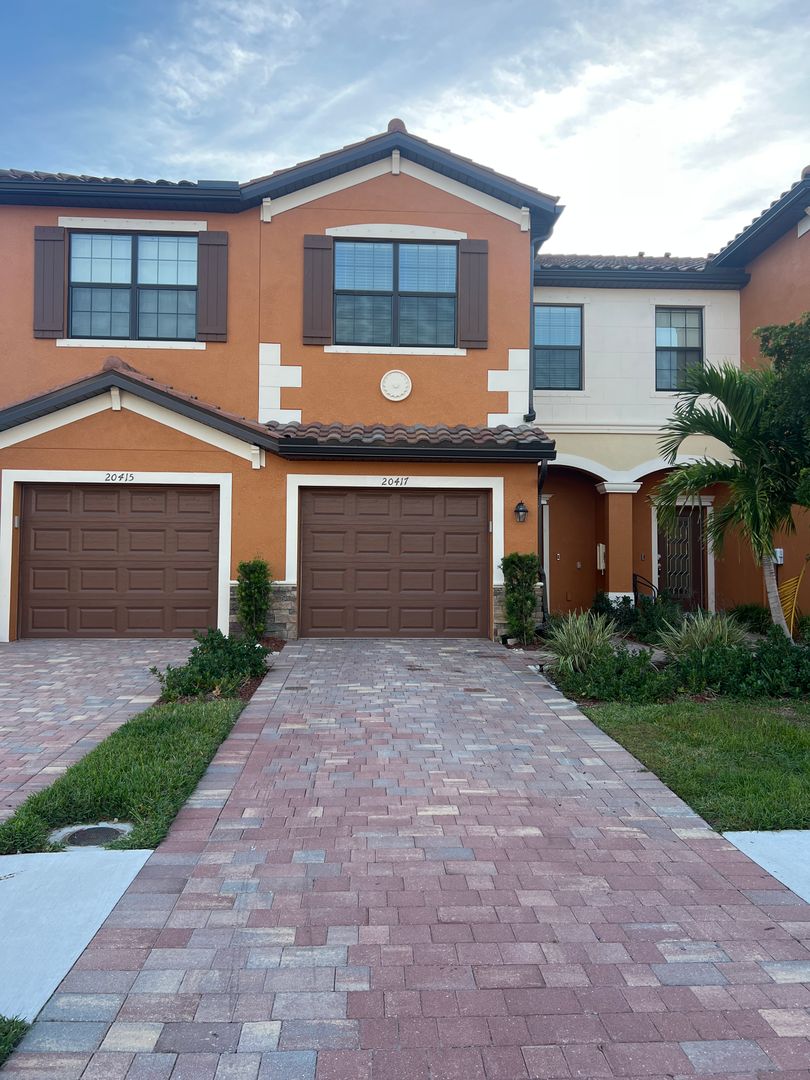 VENICE Townhome: 20417 LAGENTE CIR