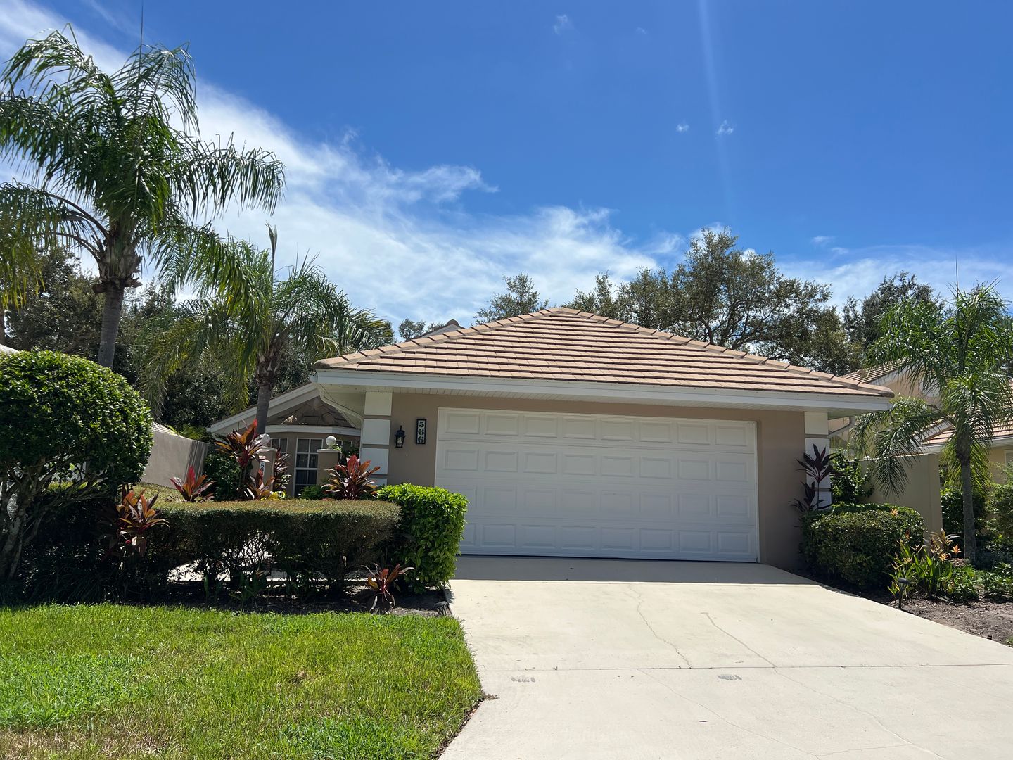 Venice House: 566 Clubside Circle