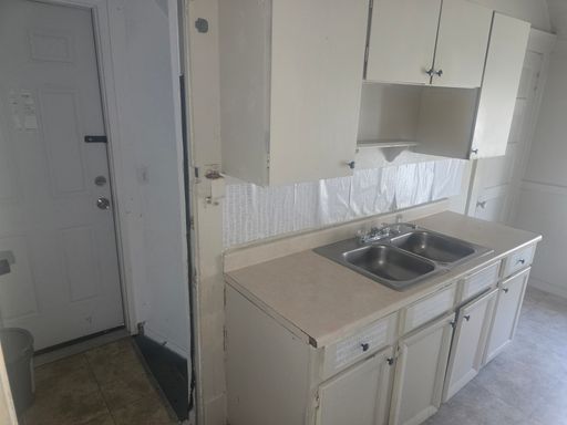 UPPER 2 BED PLUS BONUS ROOM & 1 BATH – photo 1