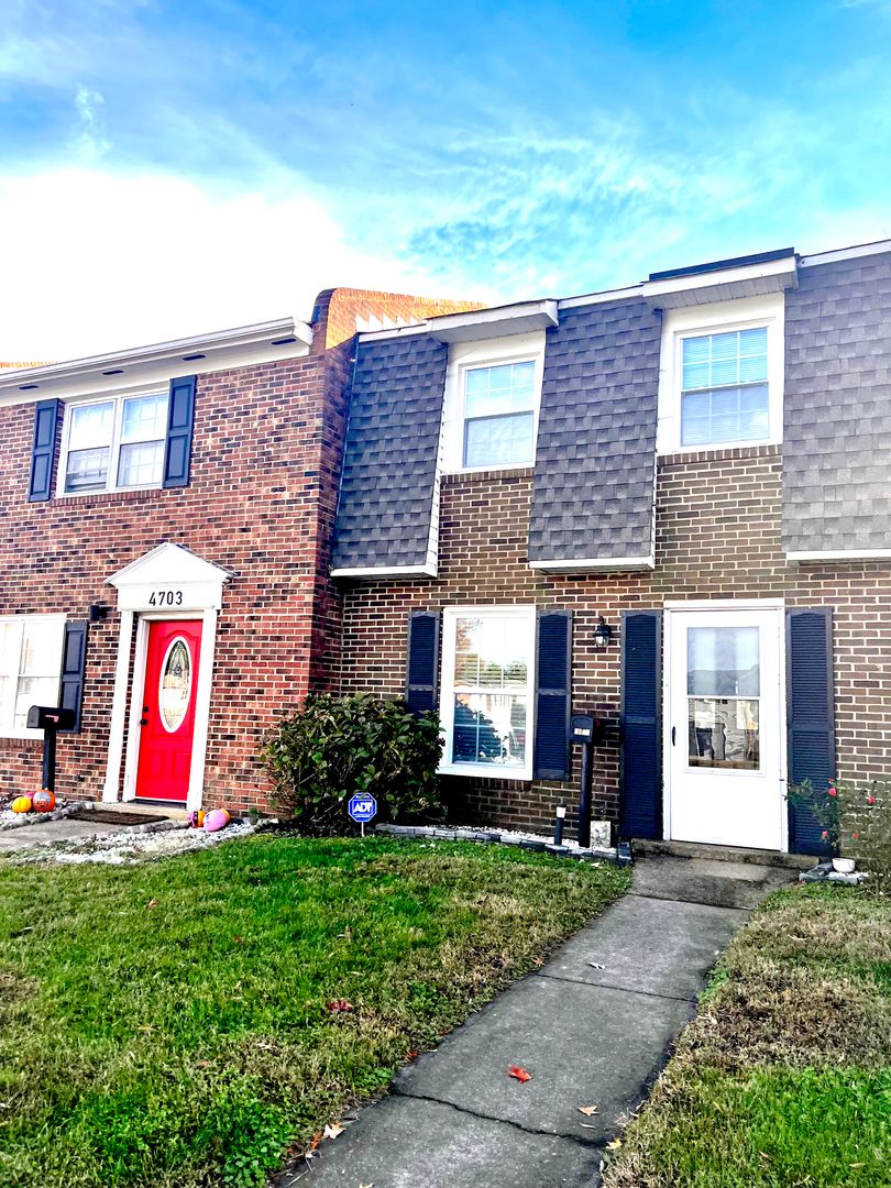 North Chesterfield House: 4705 Brompton Sq